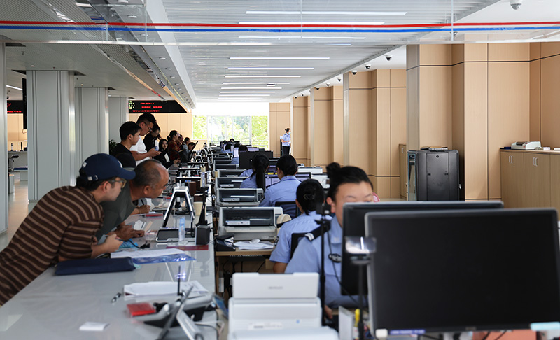 临沧市政务服务中心的综合服务窗口。 临沧市公安局供图