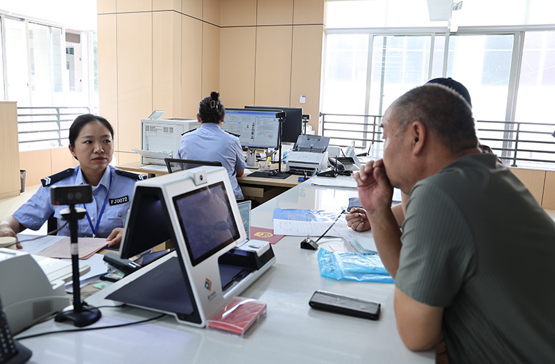 临沧市政务服务中心的综合服务窗口。 临沧市公安局供图