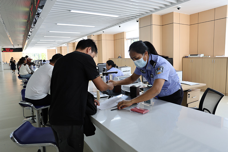 临沧市政务服务中心的综合服务窗口。 临沧市公安局供图