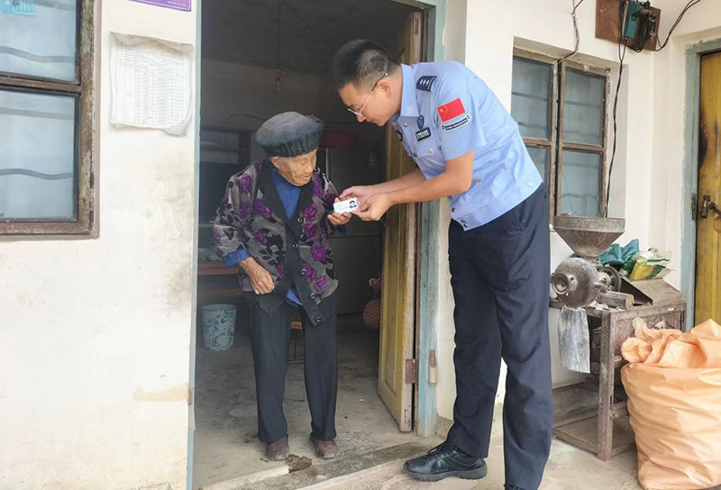 便民利民服务让群众感受警察就在身边。 临沧边境管理支队供图