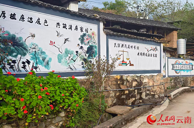 村中墙绘。人民网 尹馨摄