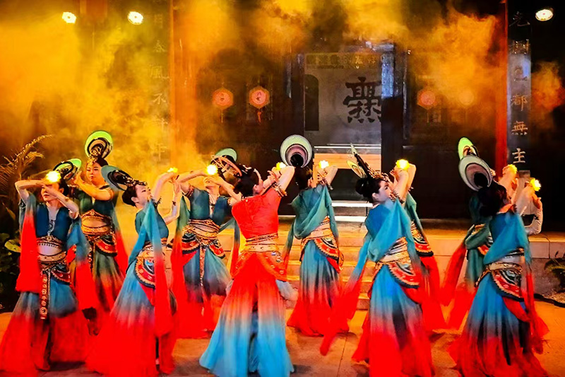 陆良“清风剧场”演出现场。