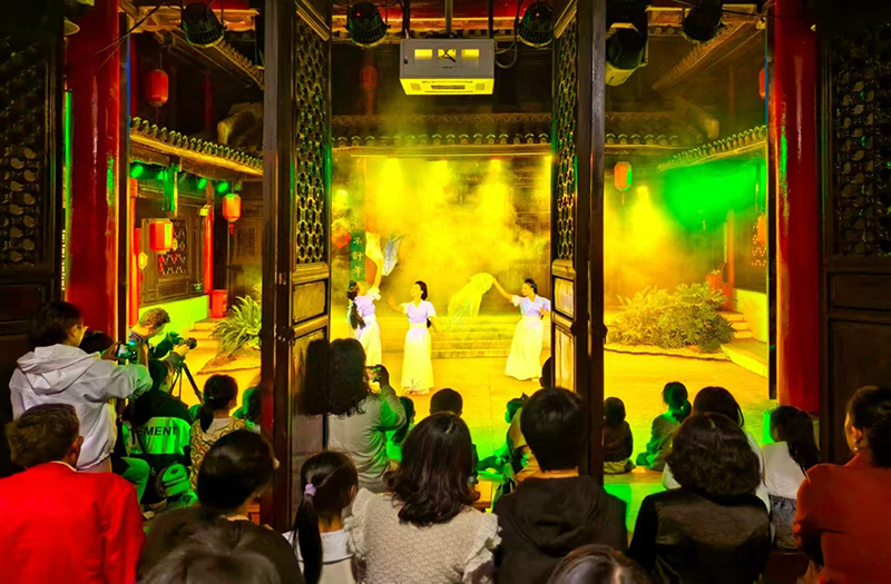 陆良“清风剧场”演出现场。