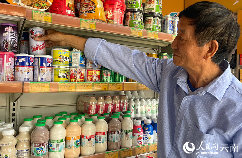 杜连龙正在陈列货品。人民网记者 程浩摄