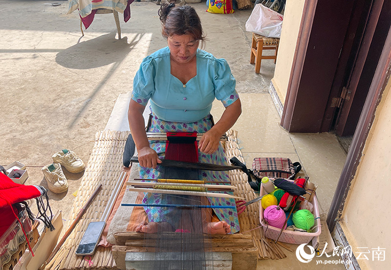 石麻锐端坐在织机前。人民网记者 程浩摄