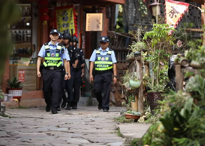 民警在那柯裡景區巡邏。