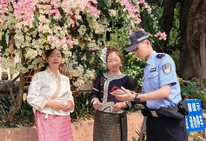 民警向游客開展普法宣傳。