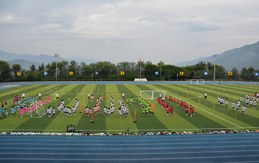 红河县第一中学标准化足球场。红河县融媒体中心供图