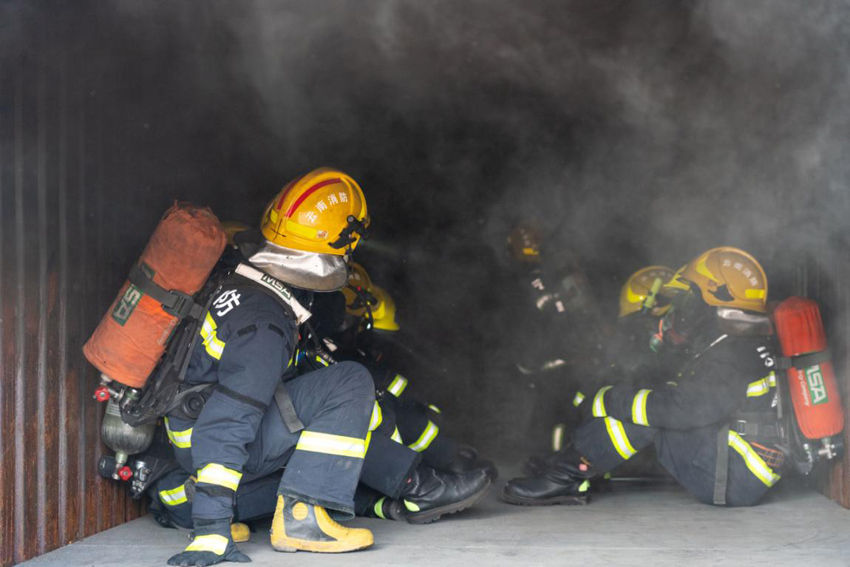 图为消防员进行真烟真火训练。西山区消防救援大队供图
