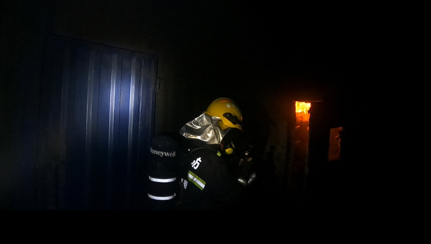 图为记者走进真烟真火训练设施，此时火已经点燃。