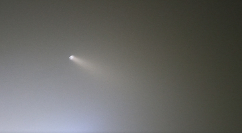 图为室内烟雾弥漫，能见度几乎为零。