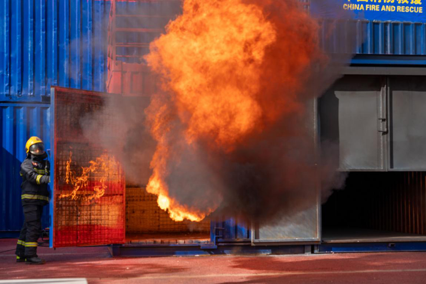 图为消防员进行真烟真火训练。西山区消防救援大队供图