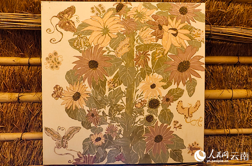 大理双廊白族农民画社成员画作。人民网记者 符皓摄