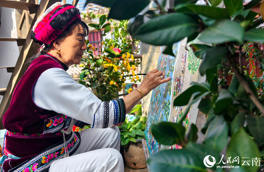 赵新莲正在画画。人民网记者 符皓摄