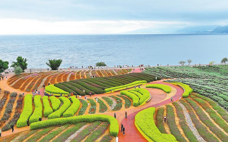 湖光山色醉游人
