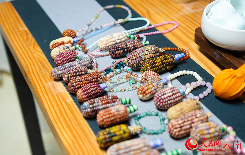 玉漱坊种植养殖农民专业合作社加工制作的文玩玉米挂件。人民网 吕仁能摄
