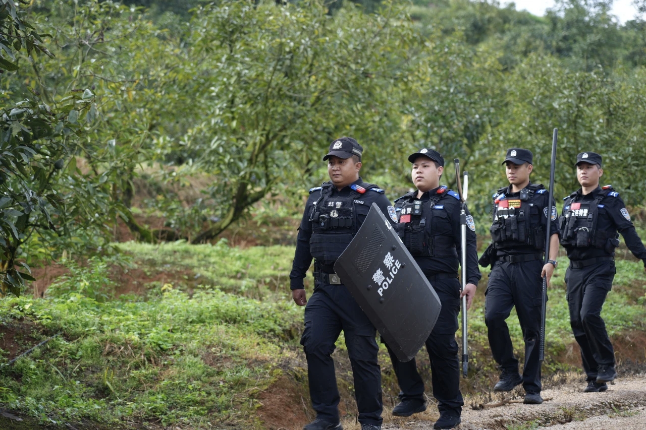 民警在牛油果基地巡逻。