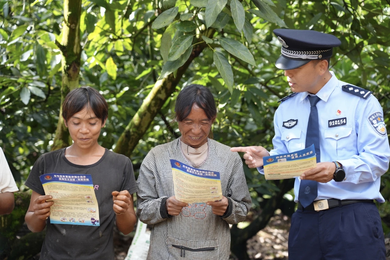 民警对果农开展反诈宣传。
