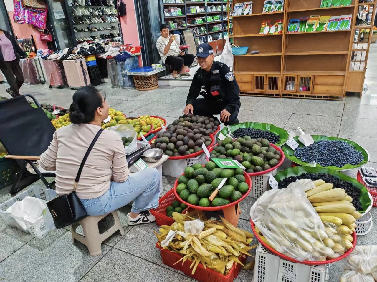 民警在集贸市场对牛油果销售商开展回溯调查。