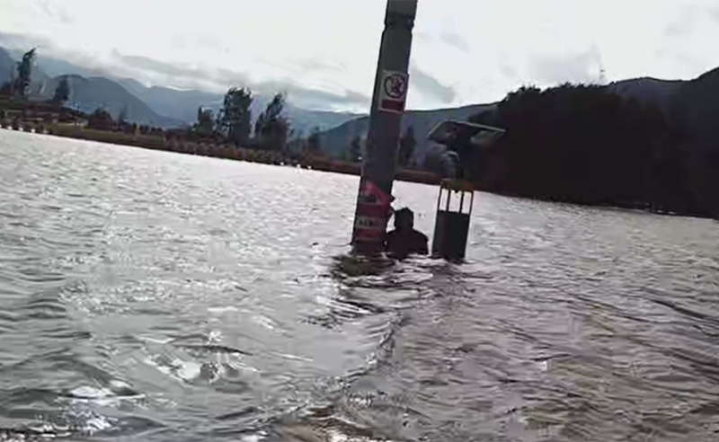 【1】民警赶到现场,发现赵大爷颈部以下已淹没在水里。曲靖警方供图