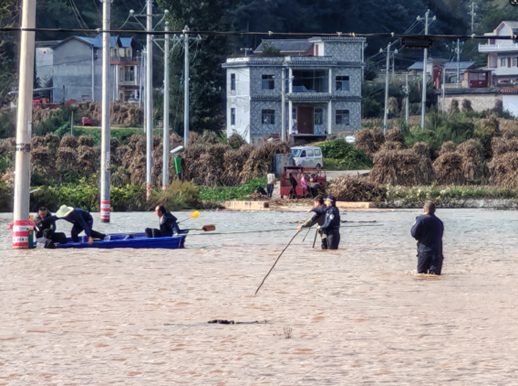 众人合力将赵大爷抱上小船。曲靖警方供图