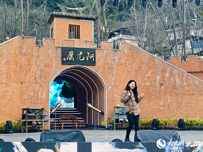 年轻歌手怀揣梦想来到阿尼么，登上乡村好歌汇的舞台。人民网 尹馨摄