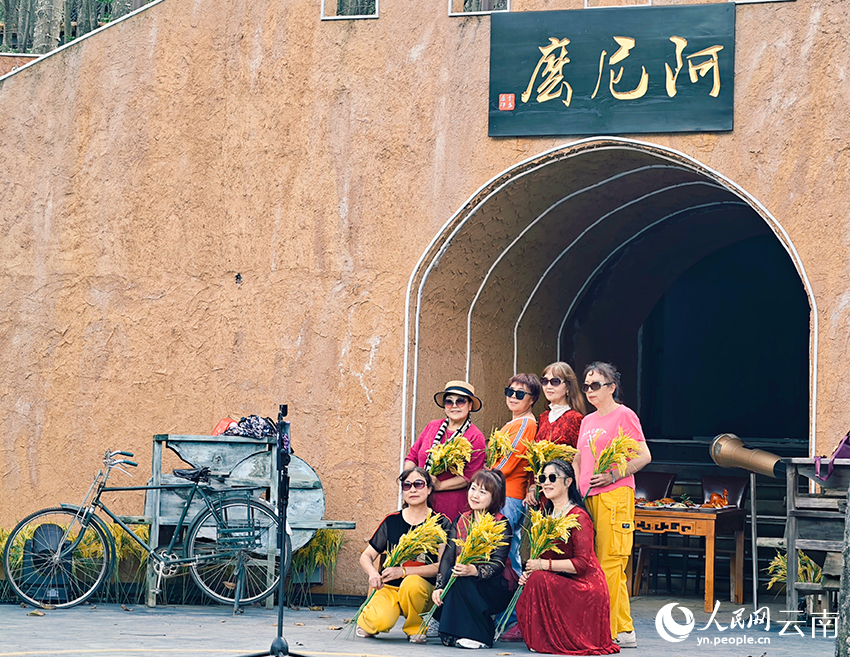 游客在鄉村好歌匯的舞台前合影。人民網 尹馨攝