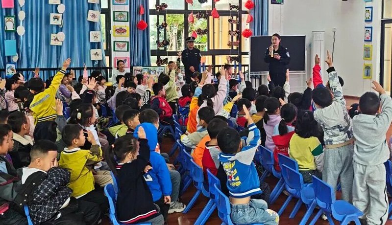 民警在學校開展普法宣傳活動。昭通市公安局供圖