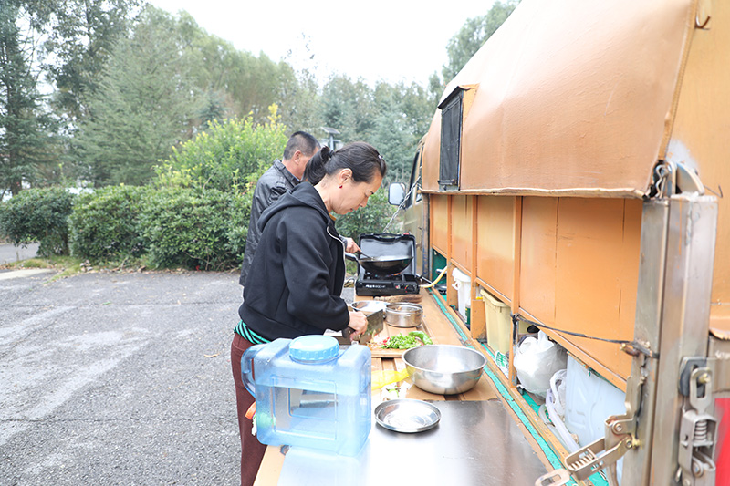 游客在准備午餐。朱睿攝