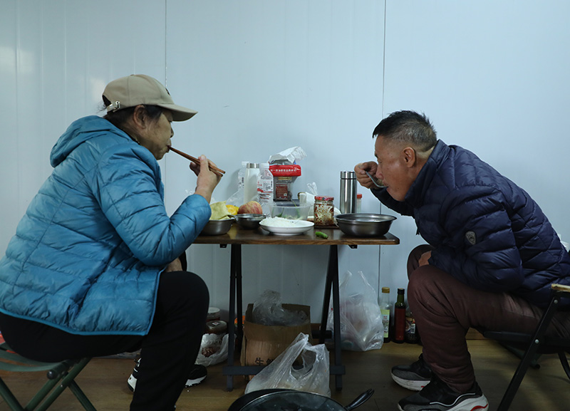 游客在房間裡吃午餐。朱睿攝