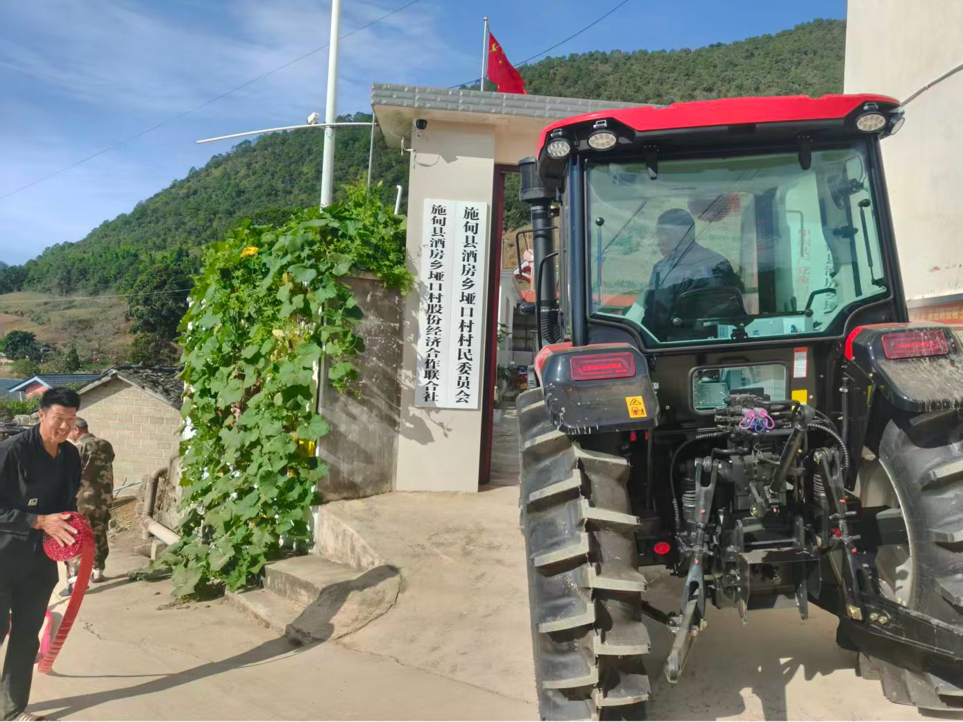 哑口村购置的大型拖拉机。张永双摄