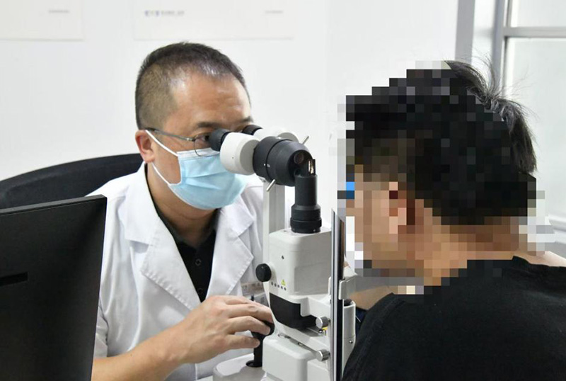 昆明爱尔眼科医院眼底病科主任何玉清为任师傅检查1