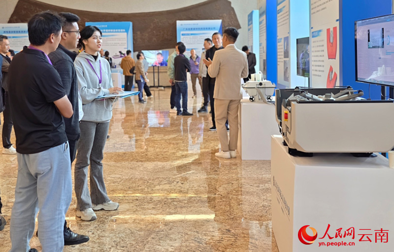 企业现场推介项目。人民网 尹馨摄