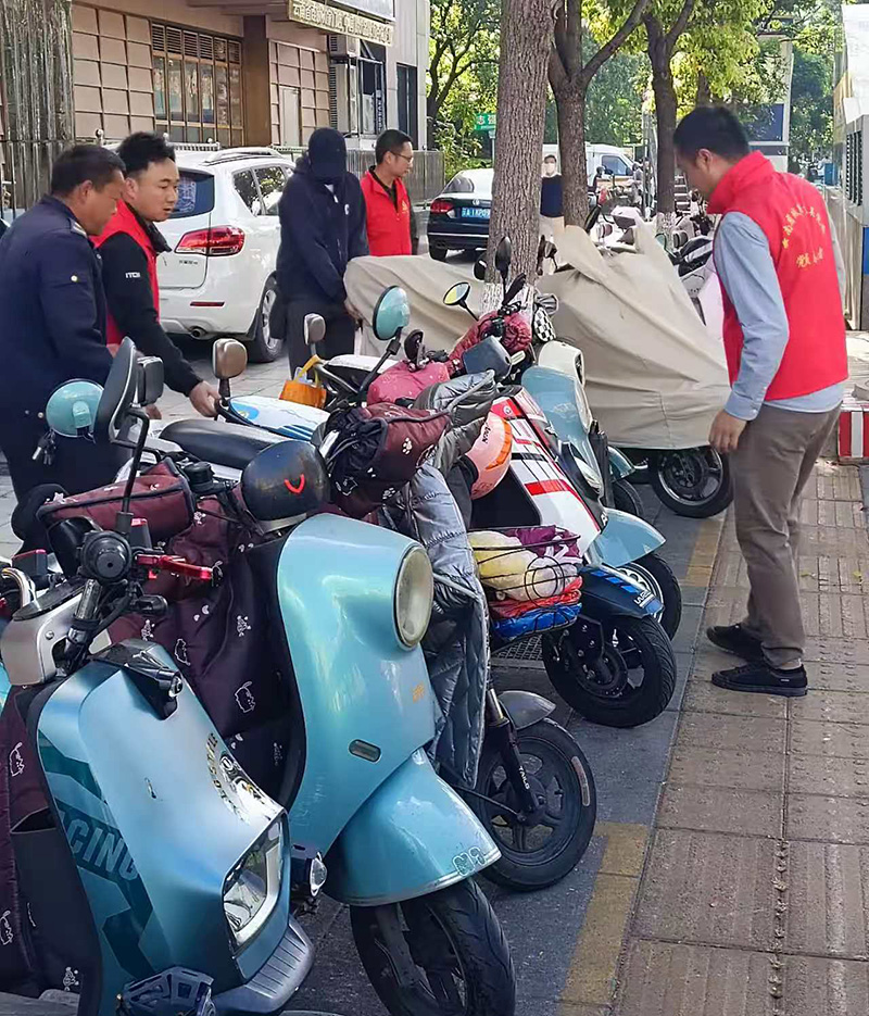 工作人員清理佔用盲道的車輛