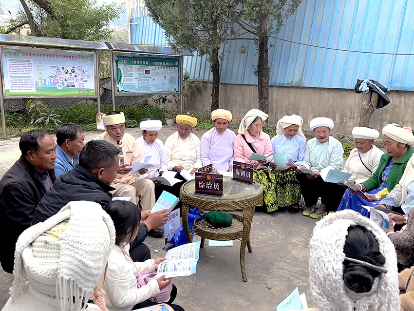 【1】耿馬法院勐撒中心法庭聯合綜治中心、司法所、派出所、調解委員會、自然村長等進村入戶開展矛盾糾紛排查化解。臨滄市委政法委供圖