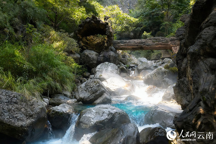 石门关峡谷内，清泉飞瀑自山间倾泻而下。人民网吕仁能-摄