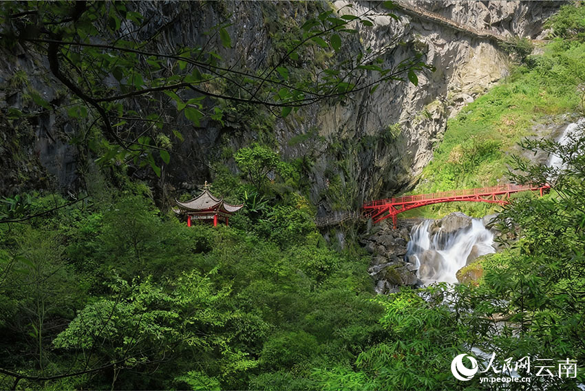 石门关内风景秀丽。人民网 吕仁能摄