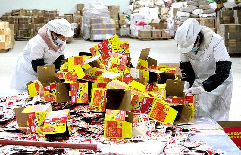 工人打抱魔芋制品。