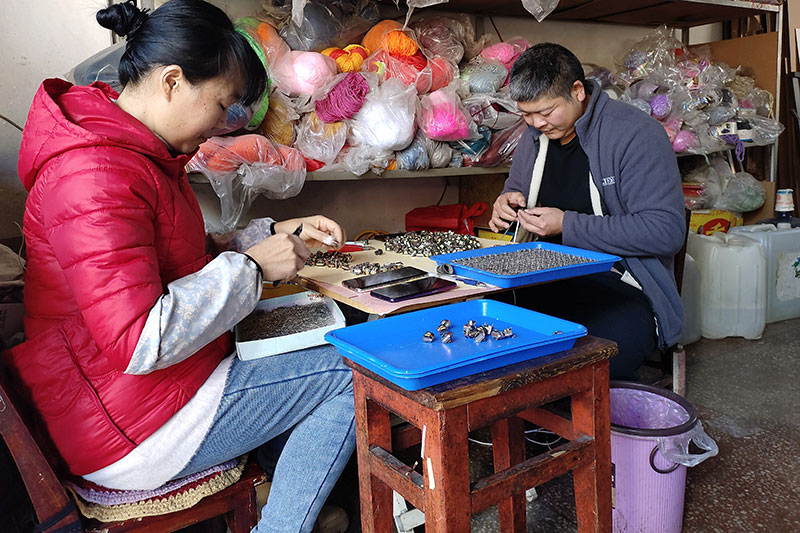 工人将部分工厂零配件带回家组装。