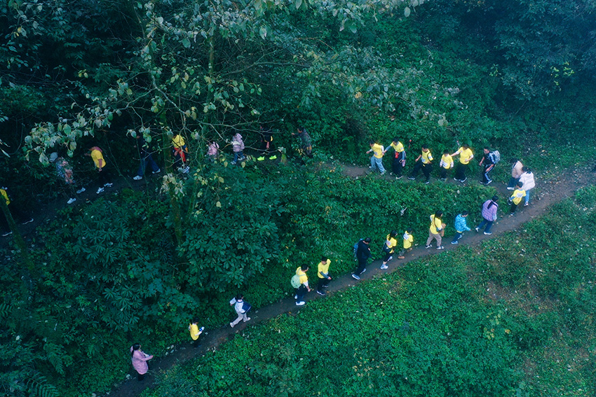 选手在越野赛途中。