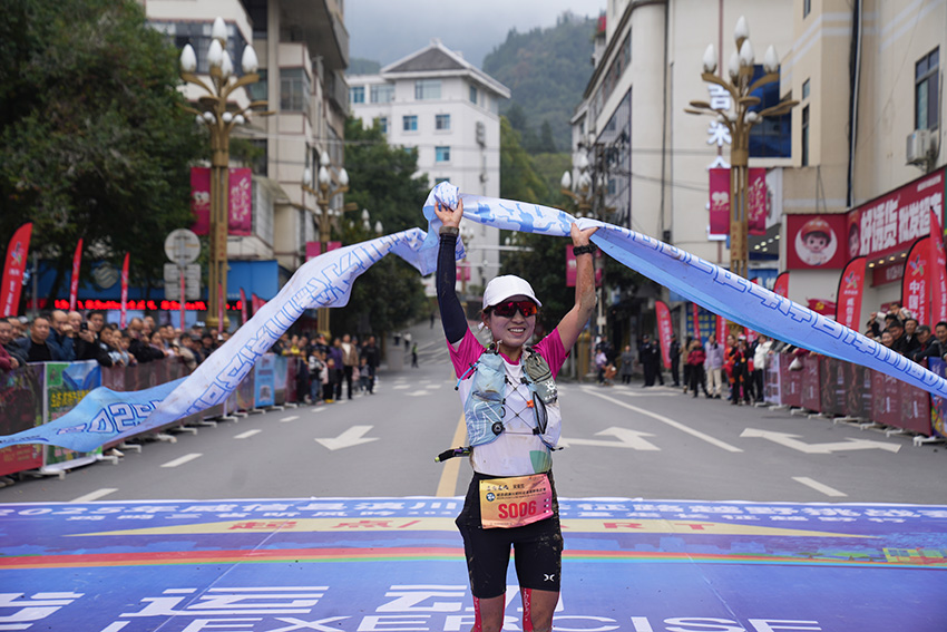 选手冲过终点线。