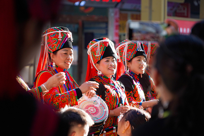 绿春县群众载歌载舞欢迎远道而来的客人。绿春县融媒体中心供图