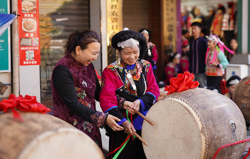 游客体验跳鼓舞。绿春县融媒体中心供图