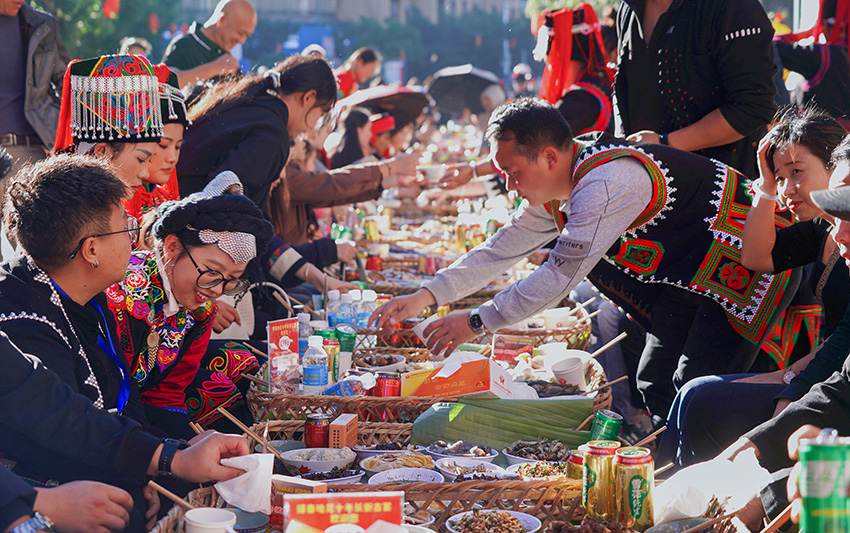 长街古宴。绿春县融媒体中心供图