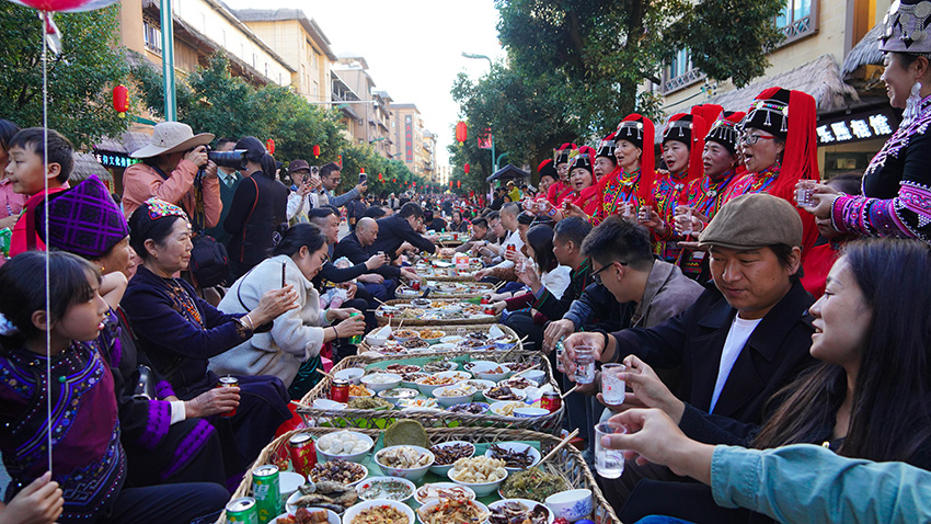 长街古宴上，各族群众共同欢庆民族节日，其乐融融。绿春县融媒体中心供图