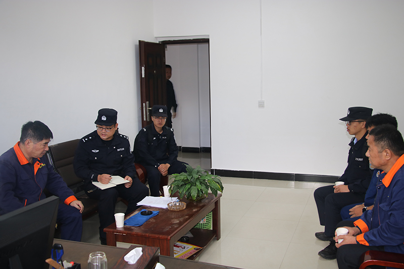 民警开展入户走访和检查安保人员设置情况。