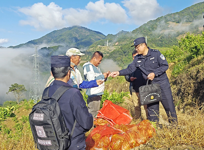 民警开展普法宣传和发放警民联系卡。