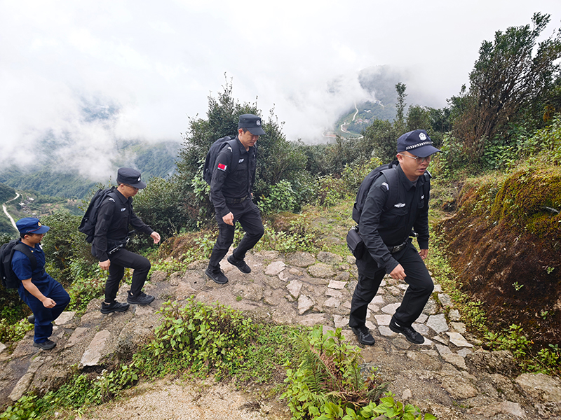 民警开展日常景区巡逻防控工作。