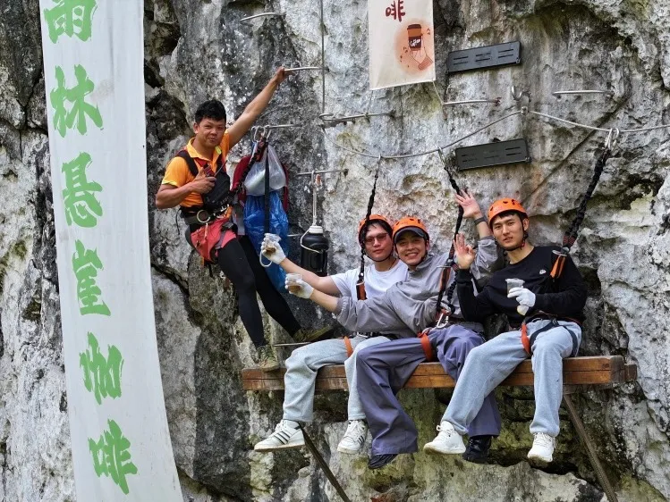 游客在体验悬崖咖啡项目。勐远仙境景区供图