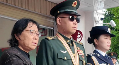 张桂梅与杜富国同框落泪